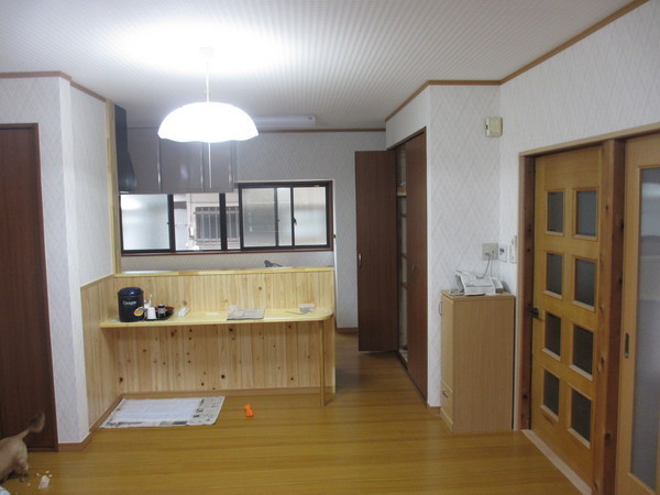 北栄町　水廻りと床張り替えリフォーム：対面キッチンと、ペット対応フロア