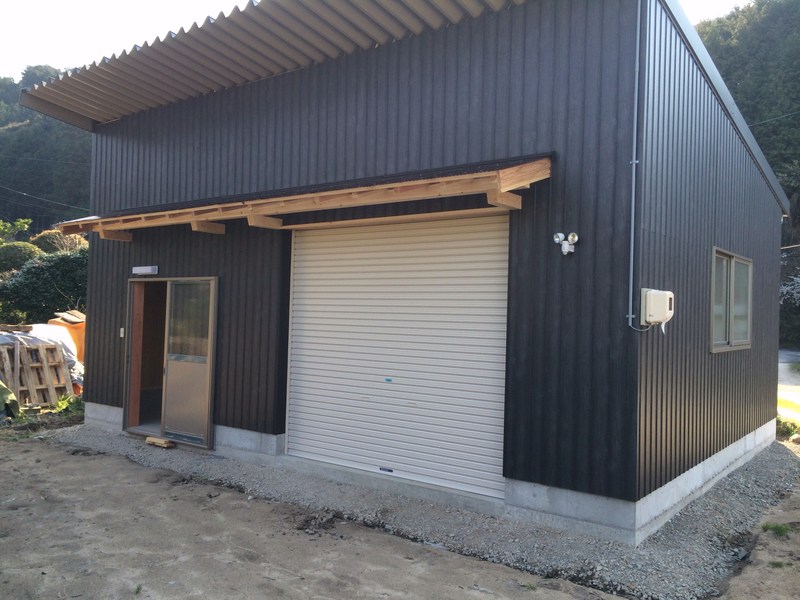 倉吉市　倉庫兼趣味の部屋：シックな黒の外壁でお洒落な空間